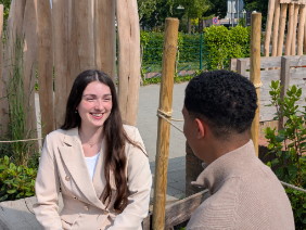 Djennifer in gesprek op speelplein - co creatie